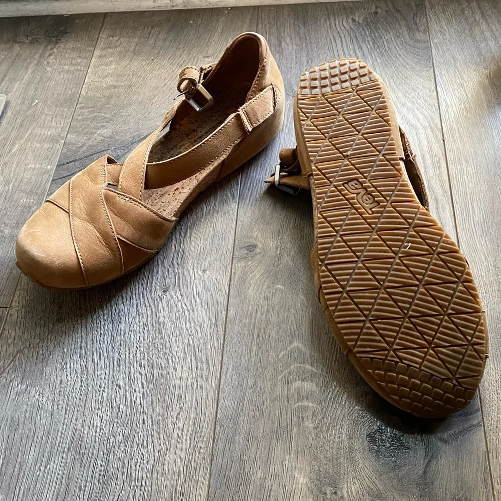 Teva | Women's Tan Leather Cross-Strap Sandals | Size 6